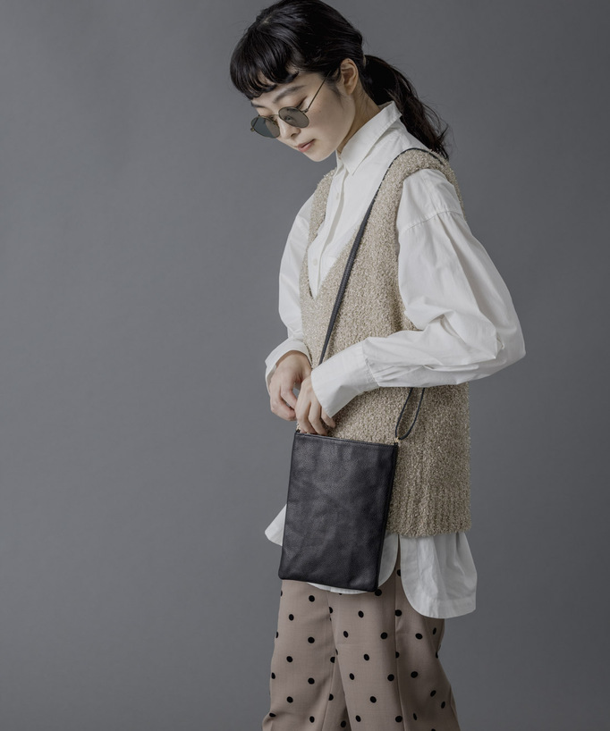 
本革仕上げのジョイントリーバッグを持った女の子
