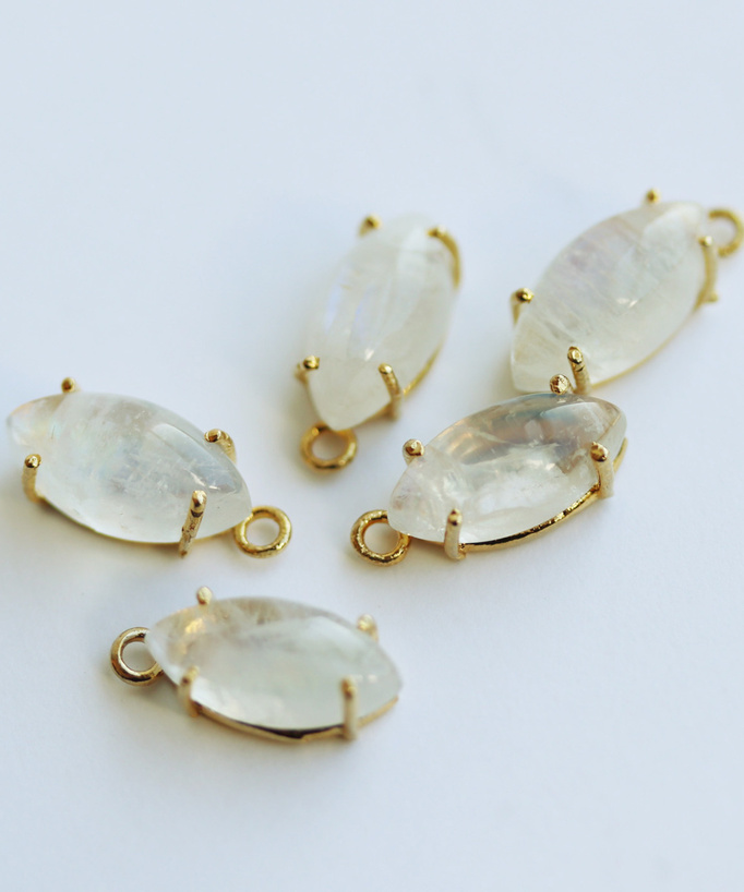 
レインボームーンストーンのネックレス
