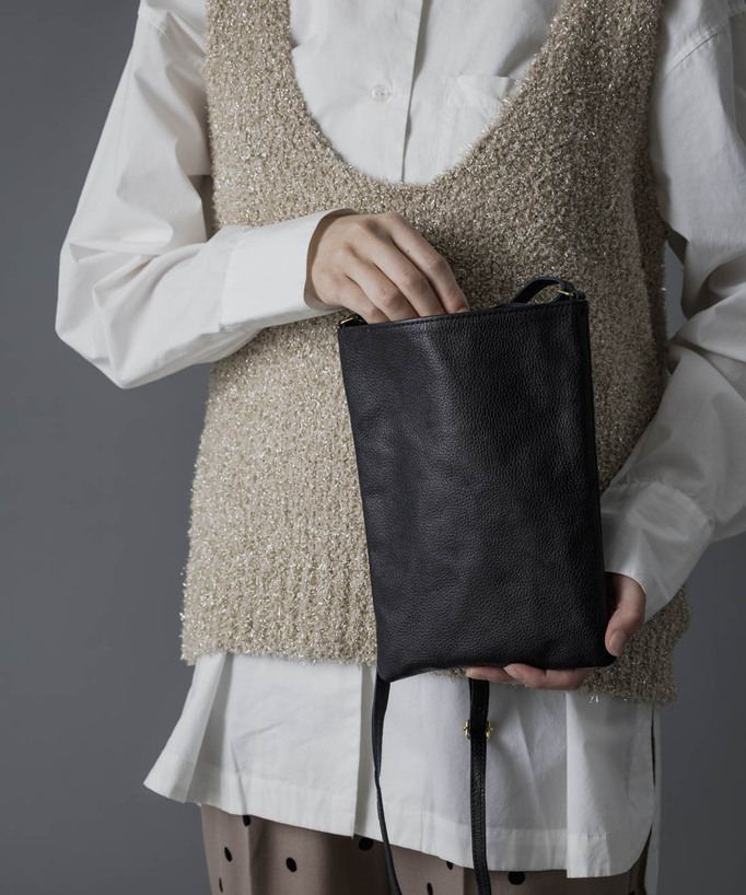 
職人が作った黒いバッグ
