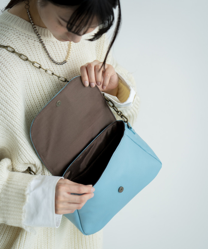 
職人本革のチェーンバッグ〈アザーブルー〉
