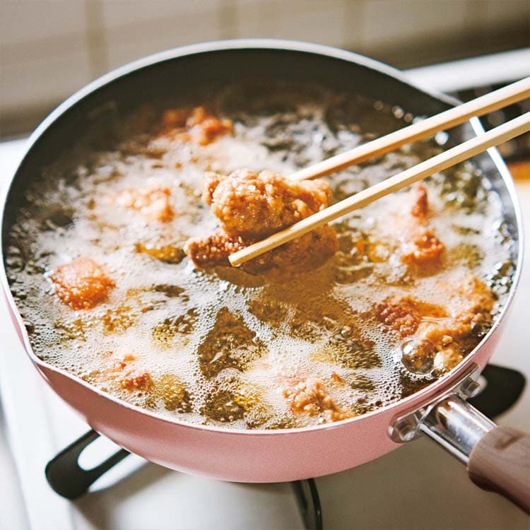 エスキューブキッチンズ　揚げる・煮る・炒（いた）めるに使える　目盛り付き深型マルチフライパン〈22cm〉