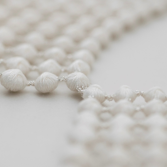 
群馬の刺繍工房が作った　糸の宝石の衿飾りネックレス〈アイボリー×シルバー〉
