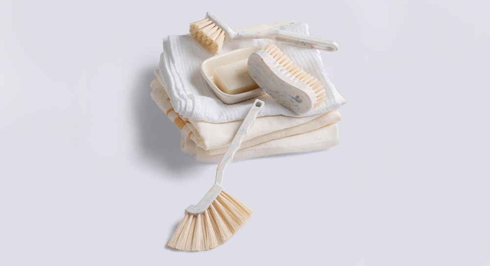 上からディッシュブラシミニ、ハンドブラシS、ミニほうきブラシ