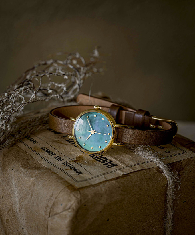 
シルバー色フレーム×黒色ベルトの時計
