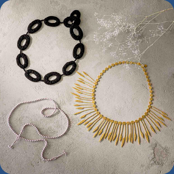 糸の宝石のオーバルショートネックレス〈ブラック〉糸の宝石のシルクマスクコードネックレス〈ラベンダー〉糸の宝石のプランツネックレス〈ゴールド色〉