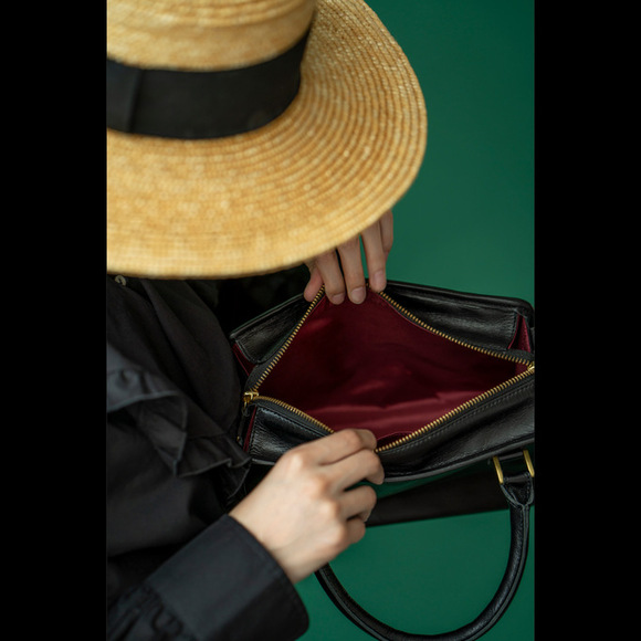 
鞄職人と鞄デザイナーが作った　職人本革のグラーヴェバッグ〈ブラック〉　
