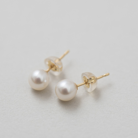 
神戸の老舗真珠メーカーが手掛けた　淡水パールの耳飾り　（サイズ1：ピアス　サイズ2：イヤリング）
