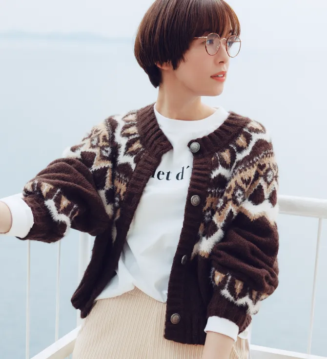 人気スタイリスト石上 美津江さんとつくった大人に似合う北欧柄のニットカーディガン〈ローストブラウン〉