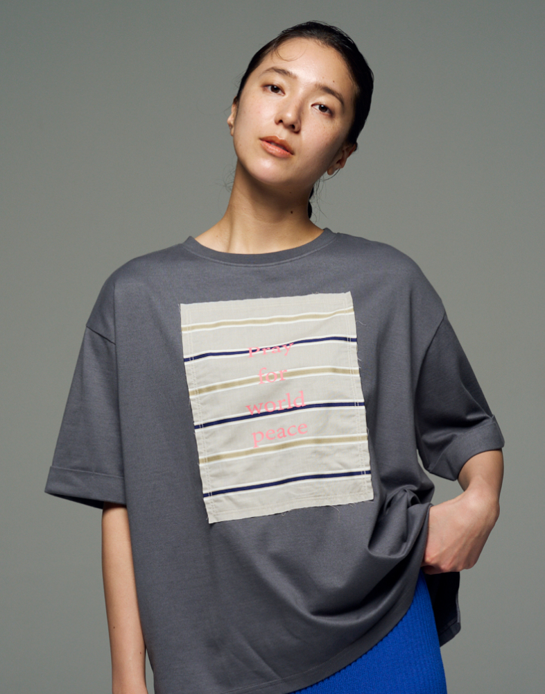 眠っていた播州織に平和の言葉をのせたオーガニックコットンTシャツ〈きんちゃく付き〉 - 画像1