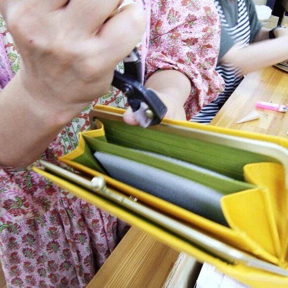 
財布作りのプロ集団が作った　京都革友禅のがま口付き財布
