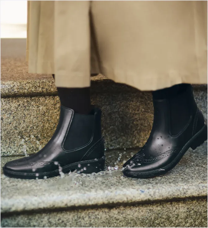 雨の日も端正なウィングチップ模様サイドゴアレインブーツ〈晴雨兼用／ブラック〉
