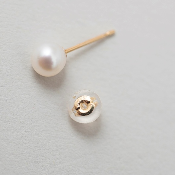 
神戸の老舗真珠メーカーが手掛けた　淡水パールの耳飾り　（サイズ1：ピアス　サイズ2：イヤリング）
