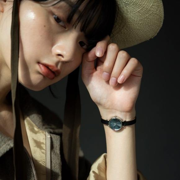 
金沢の時計職人が手掛けた　オーロラ色の輝きに見惚れる黒蝶貝の腕時計〈ブラック〉
