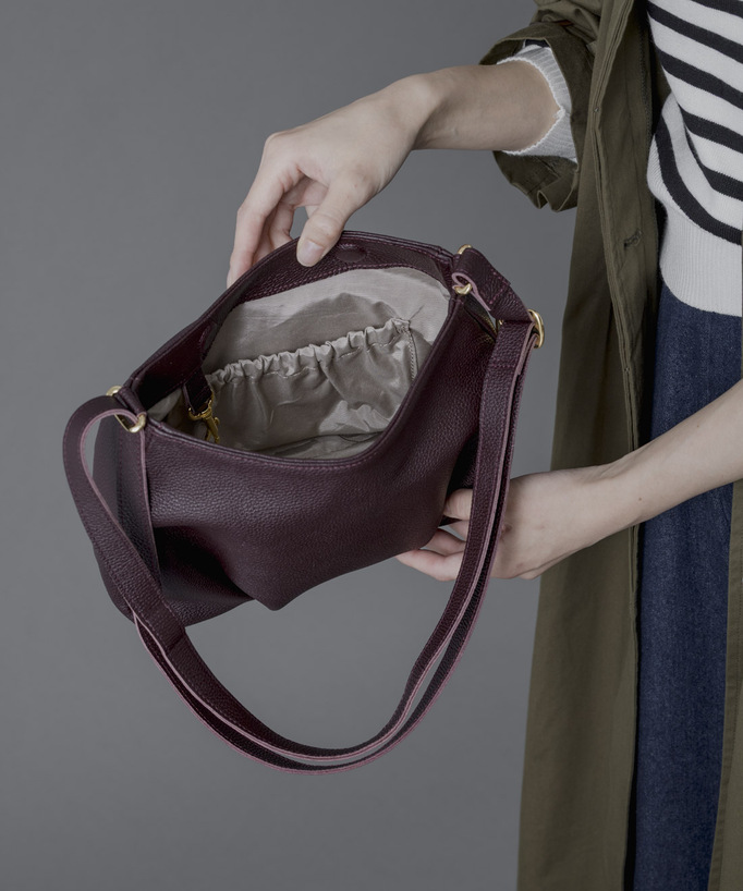 
ワイン色に陶酔する大人鞄。
