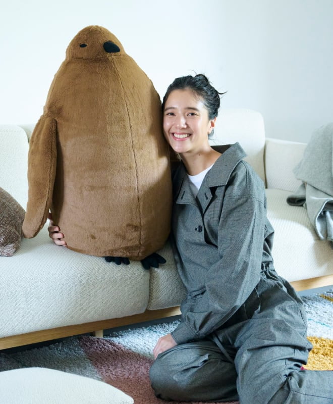 実寸大のオウサマペンギンのヒナ布団収納
