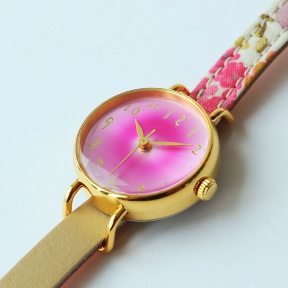 金沢の時計職人が手掛けた 櫻に見惚れる腕時計〈花柄・サンドベージュ 
