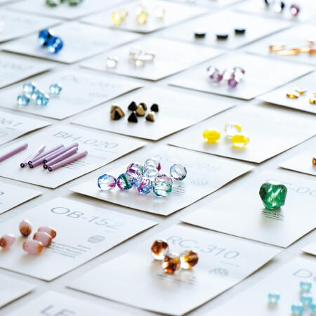 いろいろな形や色に魅了される チェコから届いたガラスビーズコレクションの会