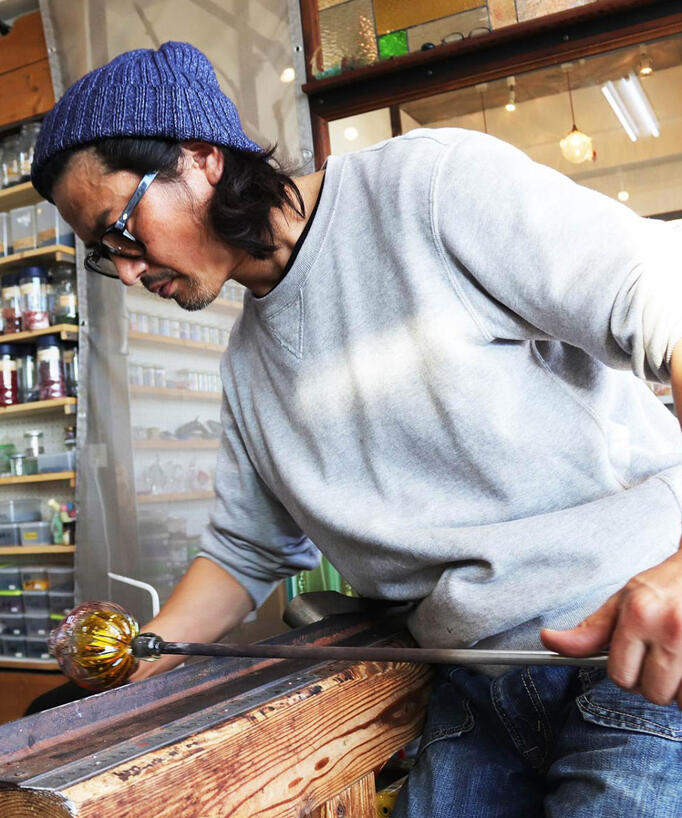 
工房〈glass calico /グラスキャリコ〉を構えるガラス作家の岩沢達さん
