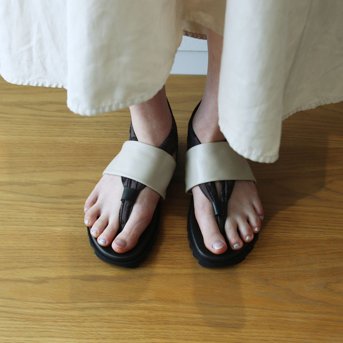
職人本革のトングシューズ　〈ブラック・ボタニカル〉
