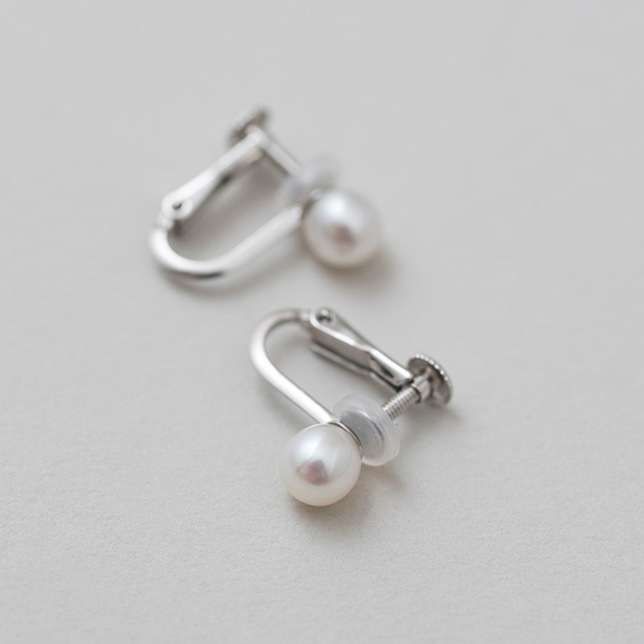 
神戸の老舗真珠メーカーが手掛けた　淡水パールの耳飾り　（サイズ1：ピアス　サイズ2：イヤリング）
