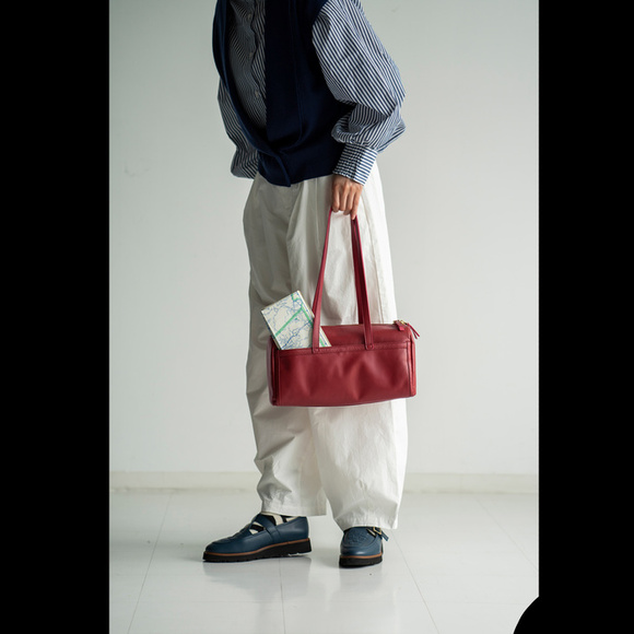 
鞄デザイナーと作った　職人本革のグレイスフルボストン〈ガーネットレッド〉　
