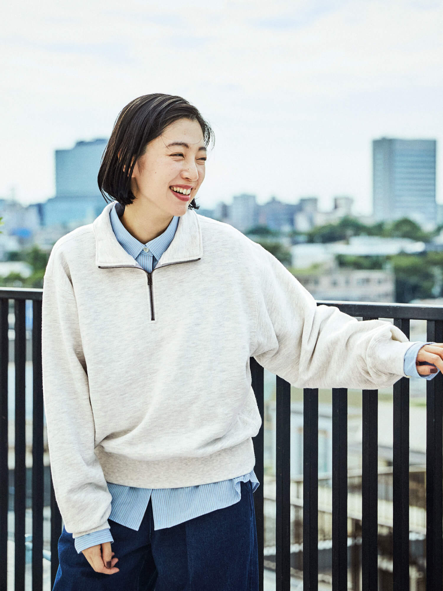 小谷 実由さんと作った 衿を開けて着たいハーフジップスウェット