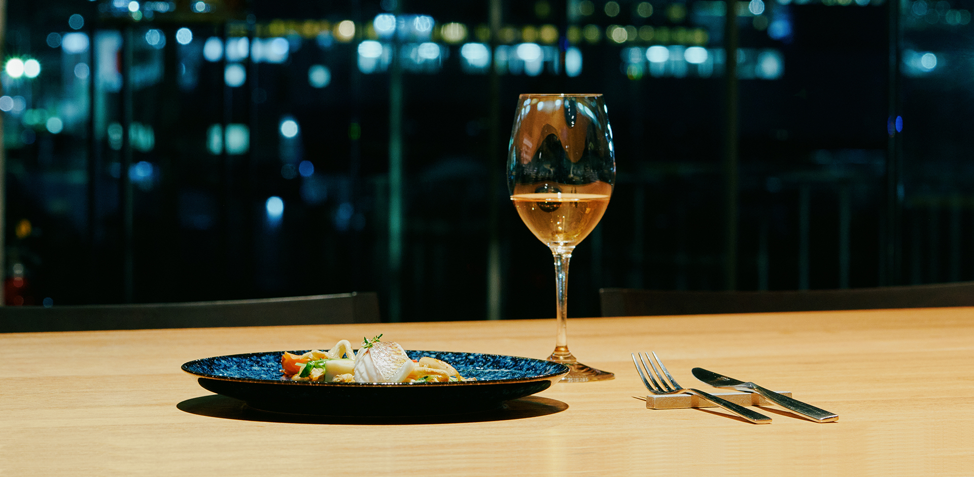 シルバーやグラスの置かれたテーブル