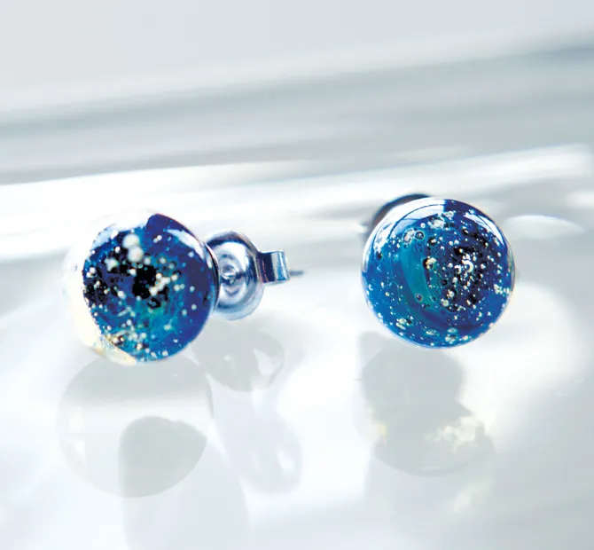 熟練ガラス職人の手仕事群青色にきらめく宇宙玉イヤアクセ