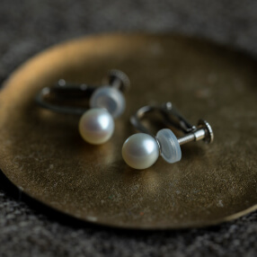神戸の老舗真珠メーカーが手掛けた 淡水パールの耳飾り（サイズ1:ピアス　サイズ2:イヤリング）