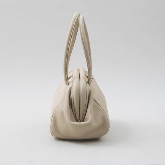 
鞄デザイナーとプランナー山猫が作った　職人本革のテタールバッグ〈メレンゲ色〉
