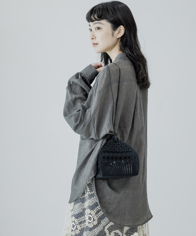 
刺繍で作られた可憐な黒いバッグ
