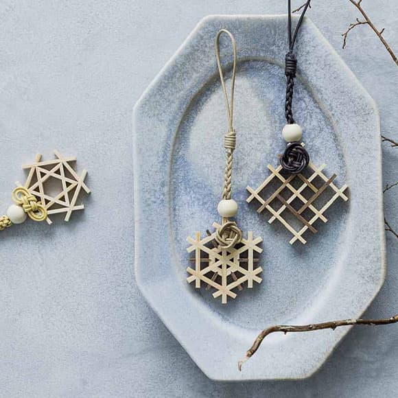 愛らしい組子細工のお守りを自分の手で作ってみる