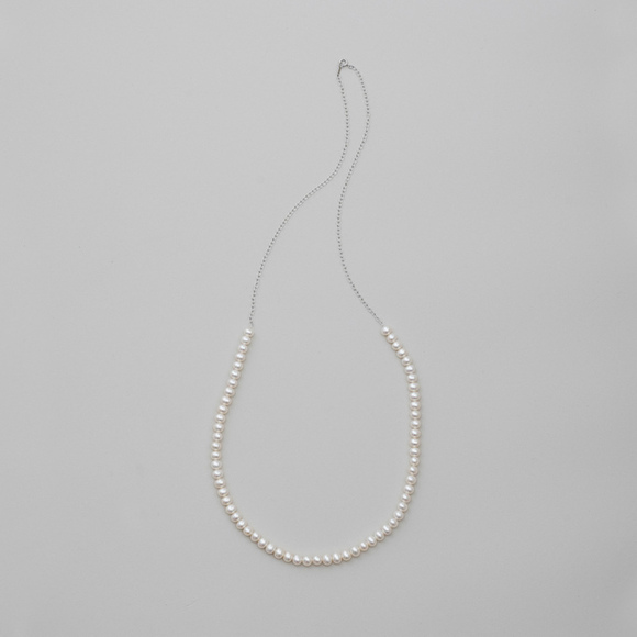 
神戸の老舗真珠メーカーが手掛けた　淡水パールのチェーンネックレス〈シルバー925〉

