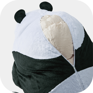 背中のファスナーから毛布を収納すれば立体パンダが完成！