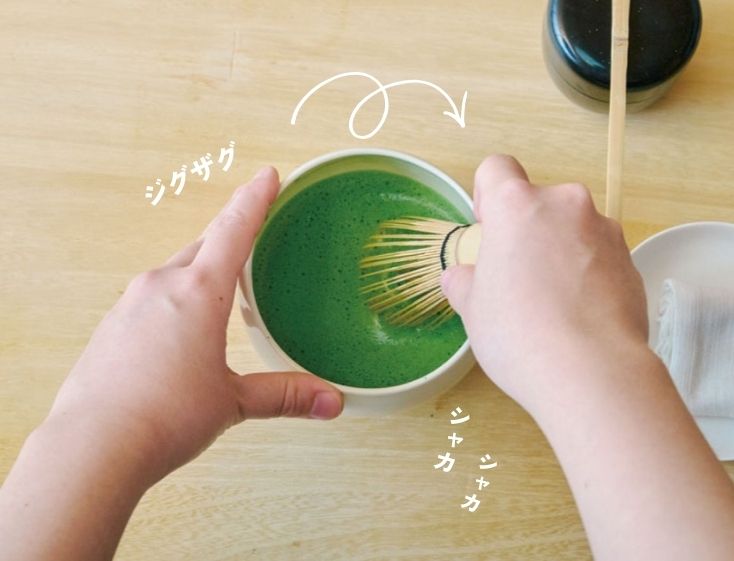 抹茶を点てる