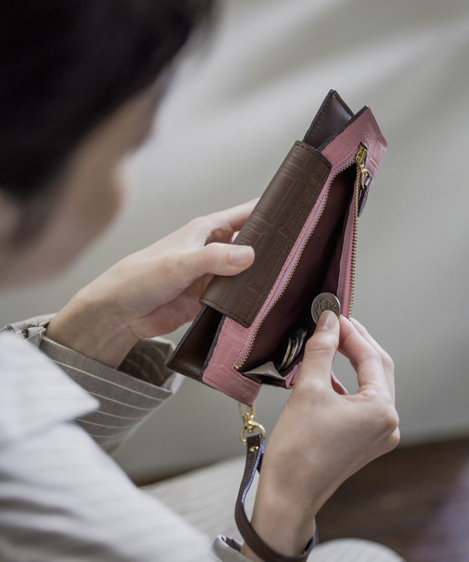 
バイヤー理想のチョコ財布で世界へ。
