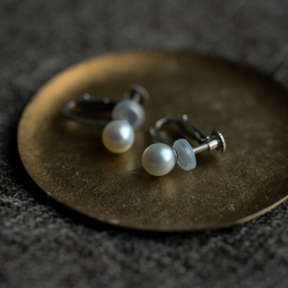 
神戸の老舗真珠メーカーが手掛けた　淡水パールの耳飾り　（サイズ1：ピアス　サイズ2：イヤリング）
