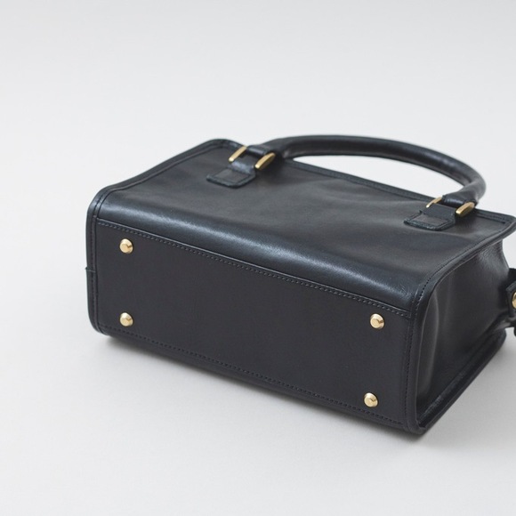 
鞄職人と鞄デザイナーが作った　職人本革のグラーヴェバッグ〈ブラック〉　
