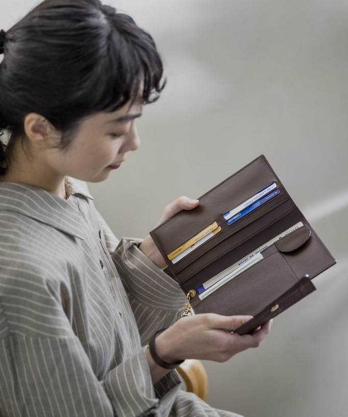 
バイヤー理想のチョコ財布で世界へ。
