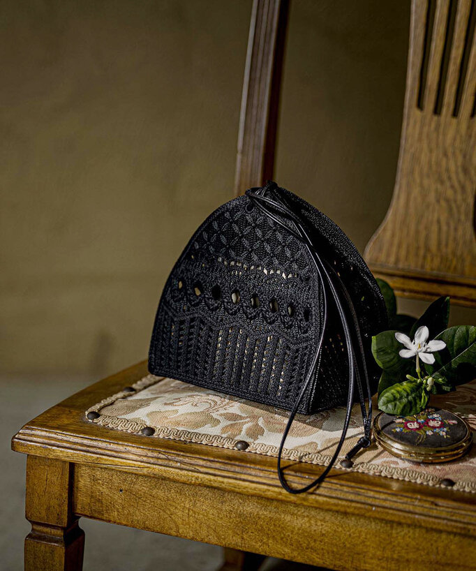 
刺繍工房が作った黒いバッグ
