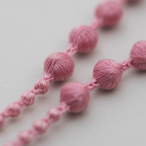 
群馬の刺繍工房が作った　糸の宝石のグラスコード〈ミスティーピンク〉
