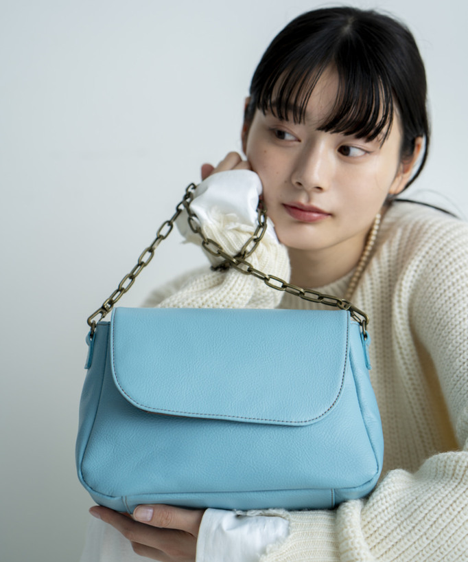 
職人本革のチェーンバッグ〈アザーブルー〉
