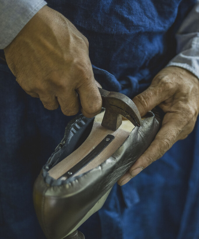 
一足を生み出す、繊細な工程。
