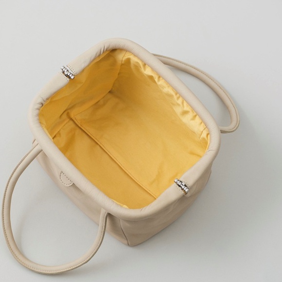
鞄デザイナーとプランナー山猫が作った　職人本革のテタールバッグ〈メレンゲ色〉
