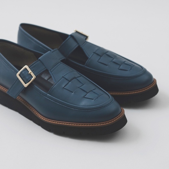 
靴デザイナーの理想で作った 職人本革のTストラップローファー
