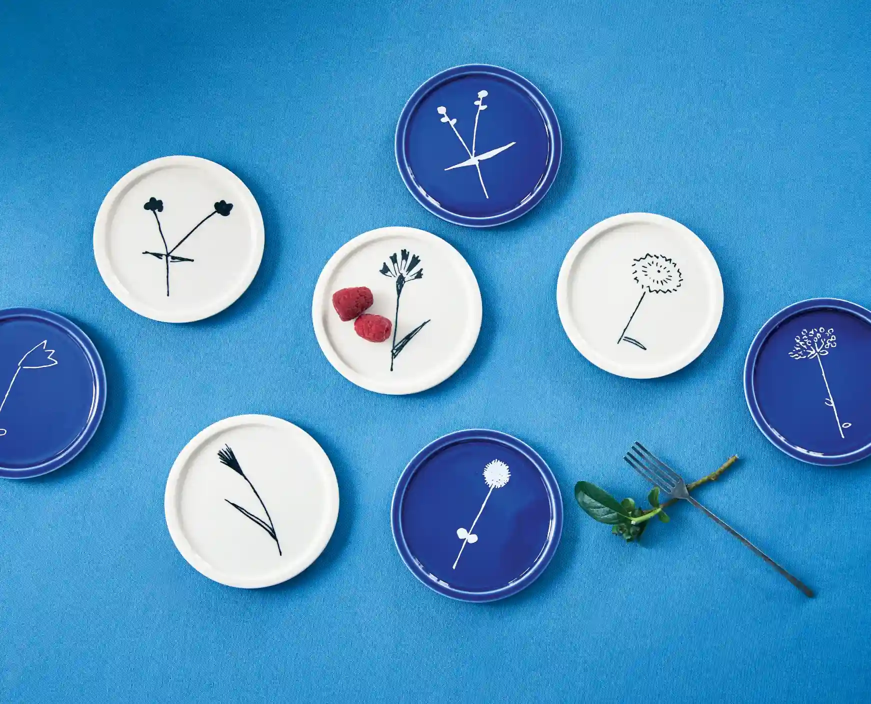 可憐な草花を飾る小皿〈BLUE〉