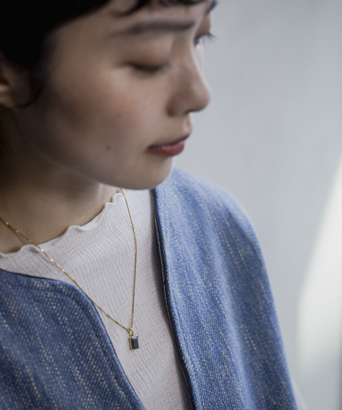 
黒やグレーのネックレス
