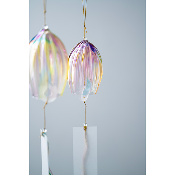 海辺の工房で生まれた、オーロラ色に輝く風鈴。