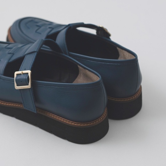 
靴デザイナーの理想で作った 職人本革のTストラップローファー
