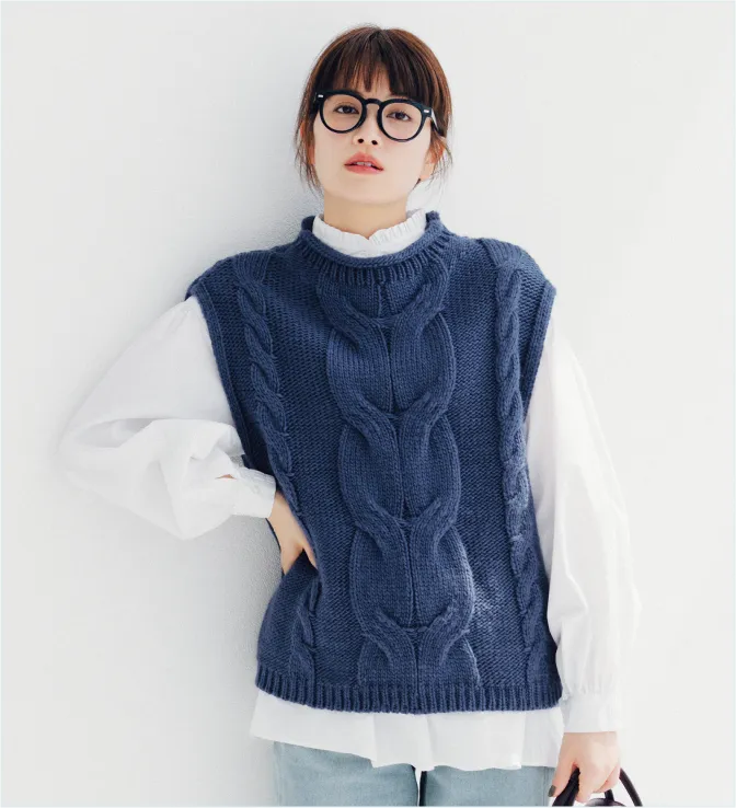 重ねるだけでこなれコーデが完成するざっくりニットベスト〈ネイビー〉